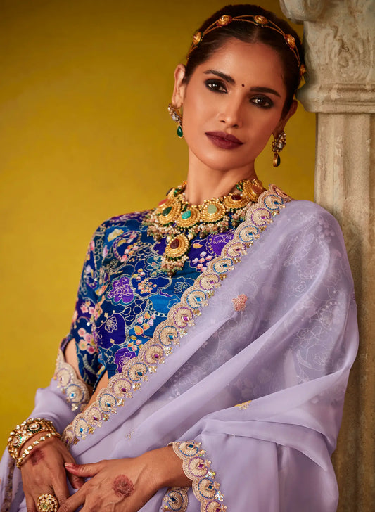 Sari aus lavendelviolettem Glasseidenstoff und mehrfarbige blaue Bluse mit Digitaldruck, Pailletten und Fadenstickerei