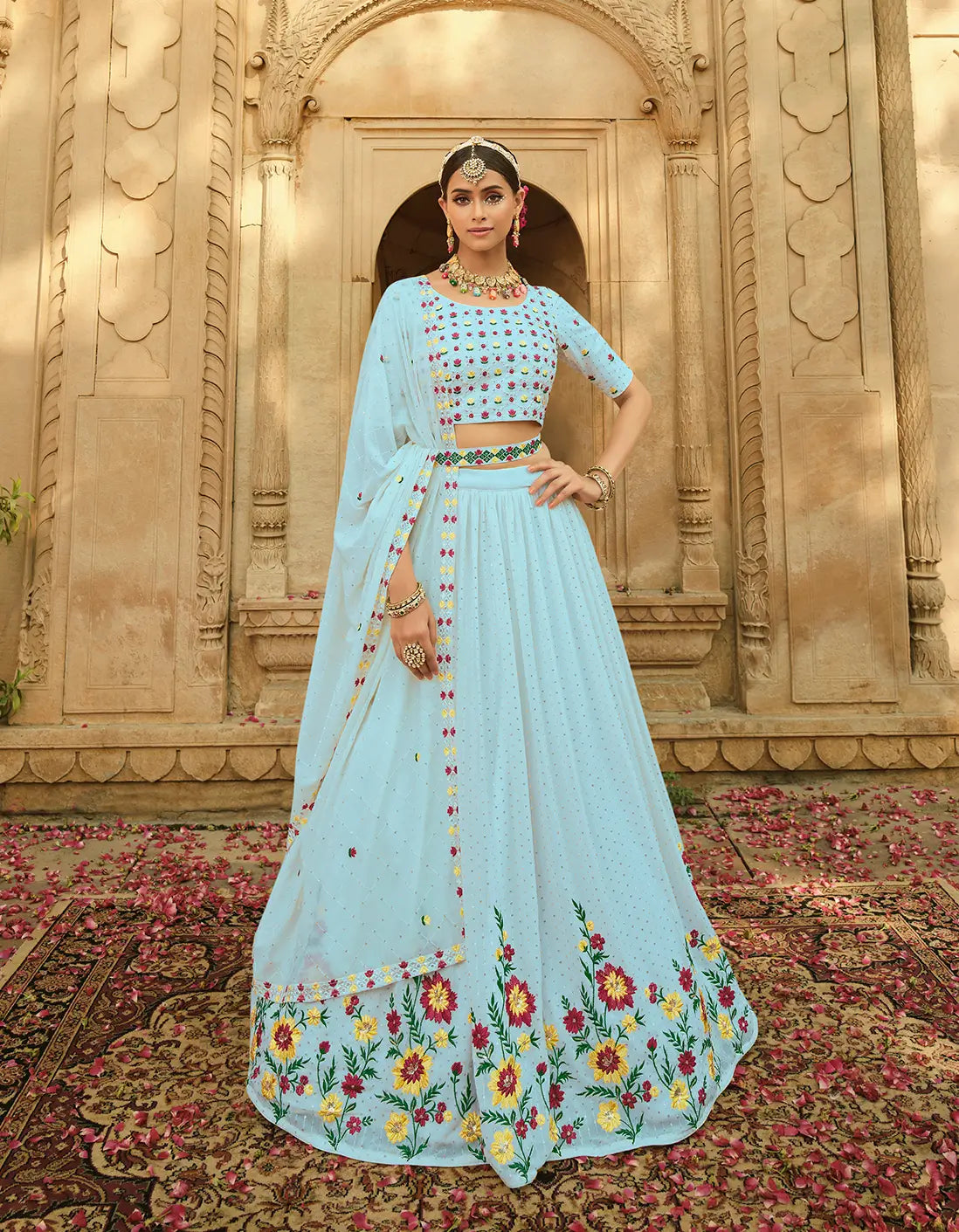 Lehenga Choli bleu ciel en georgette, orné de broderies au fil et de sequins
