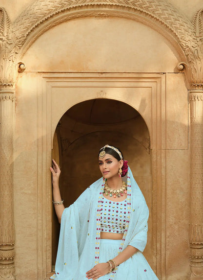 Lehenga Choli bleu ciel en georgette, orné de broderies au fil et de sequins