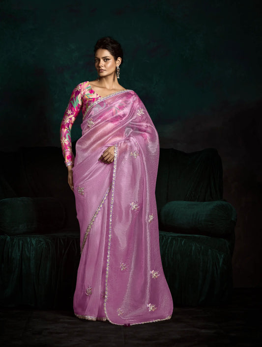 Puderrosa Sari aus Glasorganza mit mehrfarbiger floraler Bluse in Fuchsienrosa mit langen Ärmeln, Pailletten- und Fadenstickerei