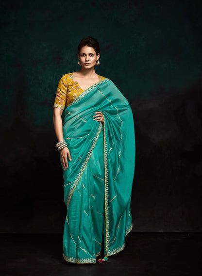 Sari en organza de verre vert sarcelle avec blouse jaune floral imprimé digital, broderie en sequins et en fil