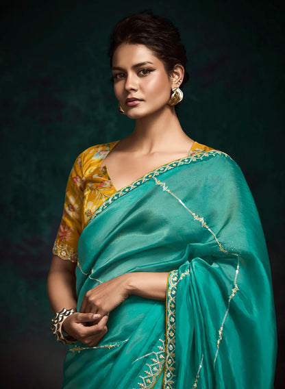 Sari en organza de verre vert sarcelle avec blouse jaune floral imprimé digital, broderie en sequins et en fil