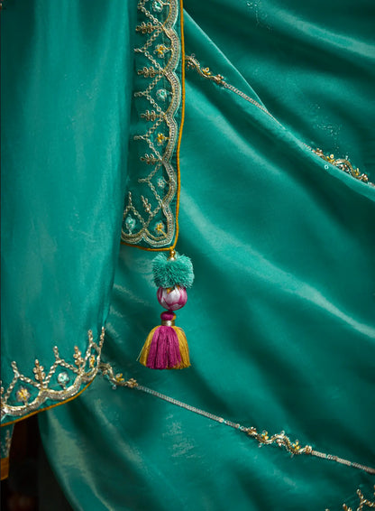 Sari en organza de verre vert sarcelle avec blouse jaune floral imprimé digital, broderie en sequins et en fil