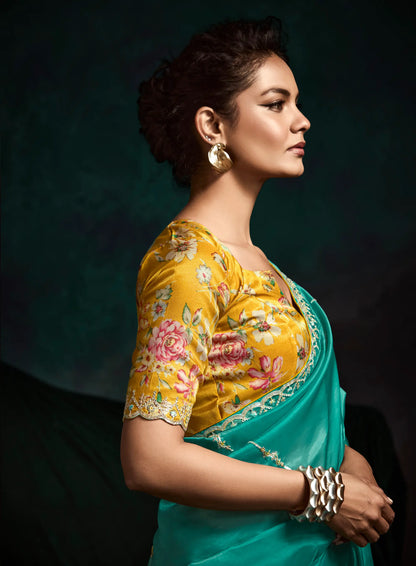 Sari en organza de verre vert sarcelle avec blouse jaune floral imprimé digital, broderie en sequins et en fil