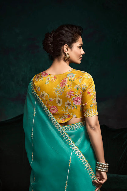 Sari en organza de verre vert sarcelle avec blouse jaune floral imprimé digital, broderie en sequins et en fil