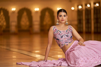 Lehenga Choli rose poudré en georgette, orné de broderies au fil et de sequins