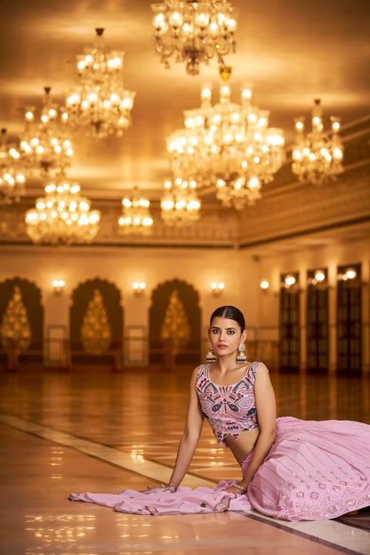 Lehenga Choli rose poudré en georgette, orné de broderies au fil et de sequins