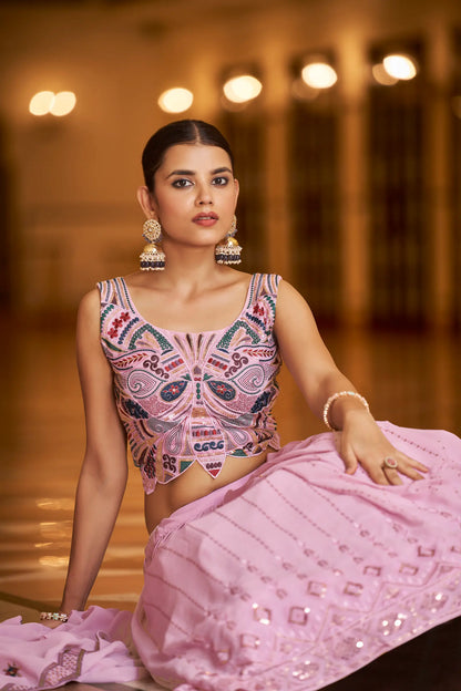 Lehenga Choli rose poudré en georgette, orné de broderies au fil et de sequins