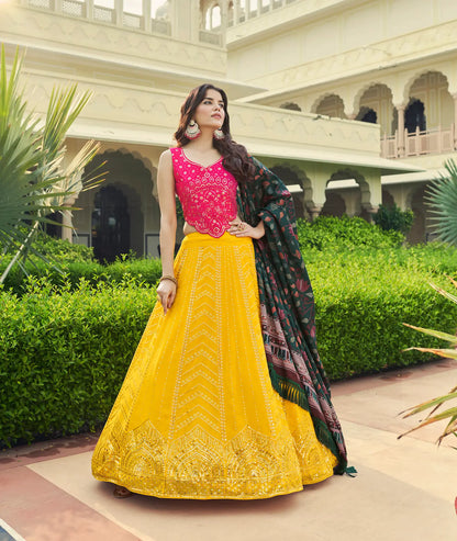 Lehenga Choli jaune-rose en georgette, orné de broderies au fil et de sequins