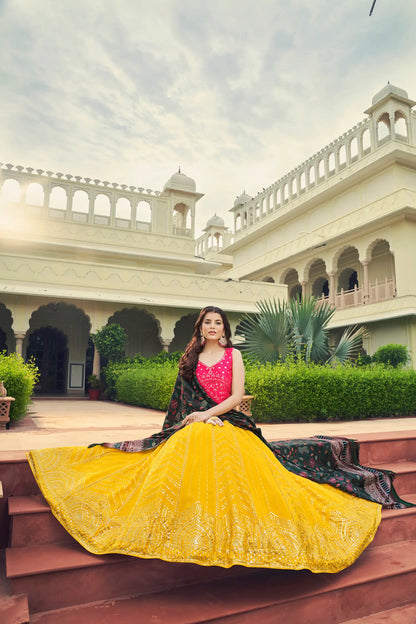 Lehenga Choli jaune-rose en georgette, orné de broderies au fil et de sequins