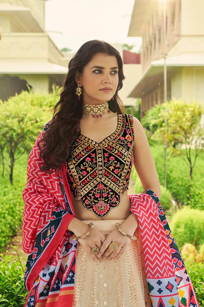 Lehenga Choli beige et multicolore en georgette, orné de broderies au fil et de sequins