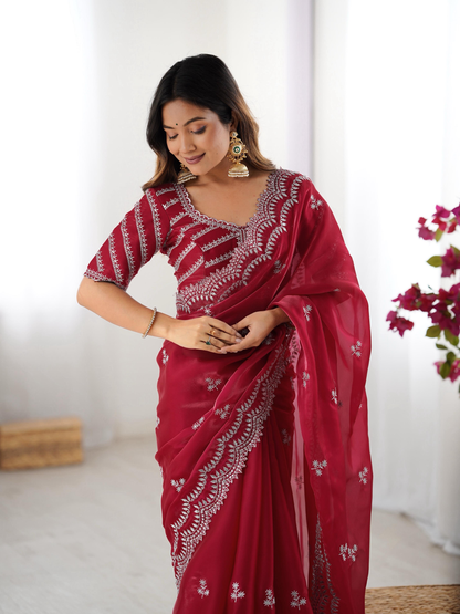Sari de fête rouge scintillant avec broderies et sequins