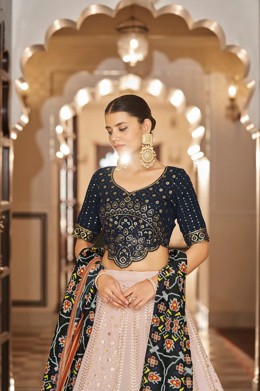 Lehenga Choli en georgette rose clair et bleu marine, orné de broderies au fil et de sequins