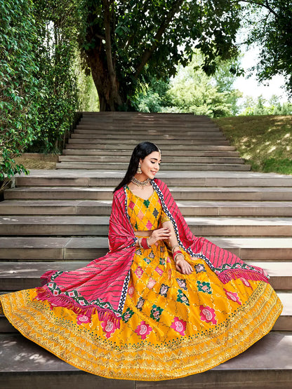 Lehenga Choli jaune miel en soie, orné de broderies au fil et de sequins