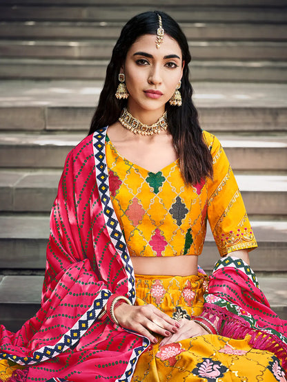 Lehenga Choli jaune miel en soie, orné de broderies au fil et de sequins