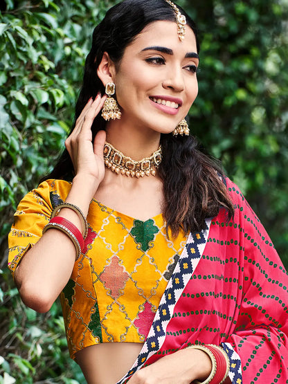 Lehenga Choli jaune miel en soie, orné de broderies au fil et de sequins