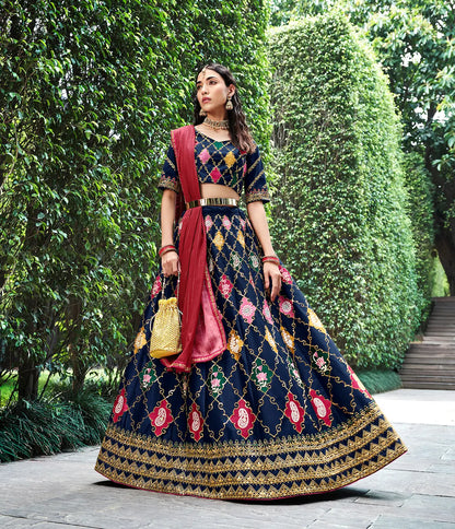 Lehenga Choli bleu marine en soie, orné de broderies au fil et de sequins