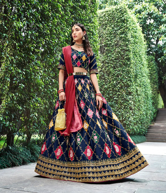 Lehenga Choli bleu marine en soie, orné de broderies au fil et de sequins
