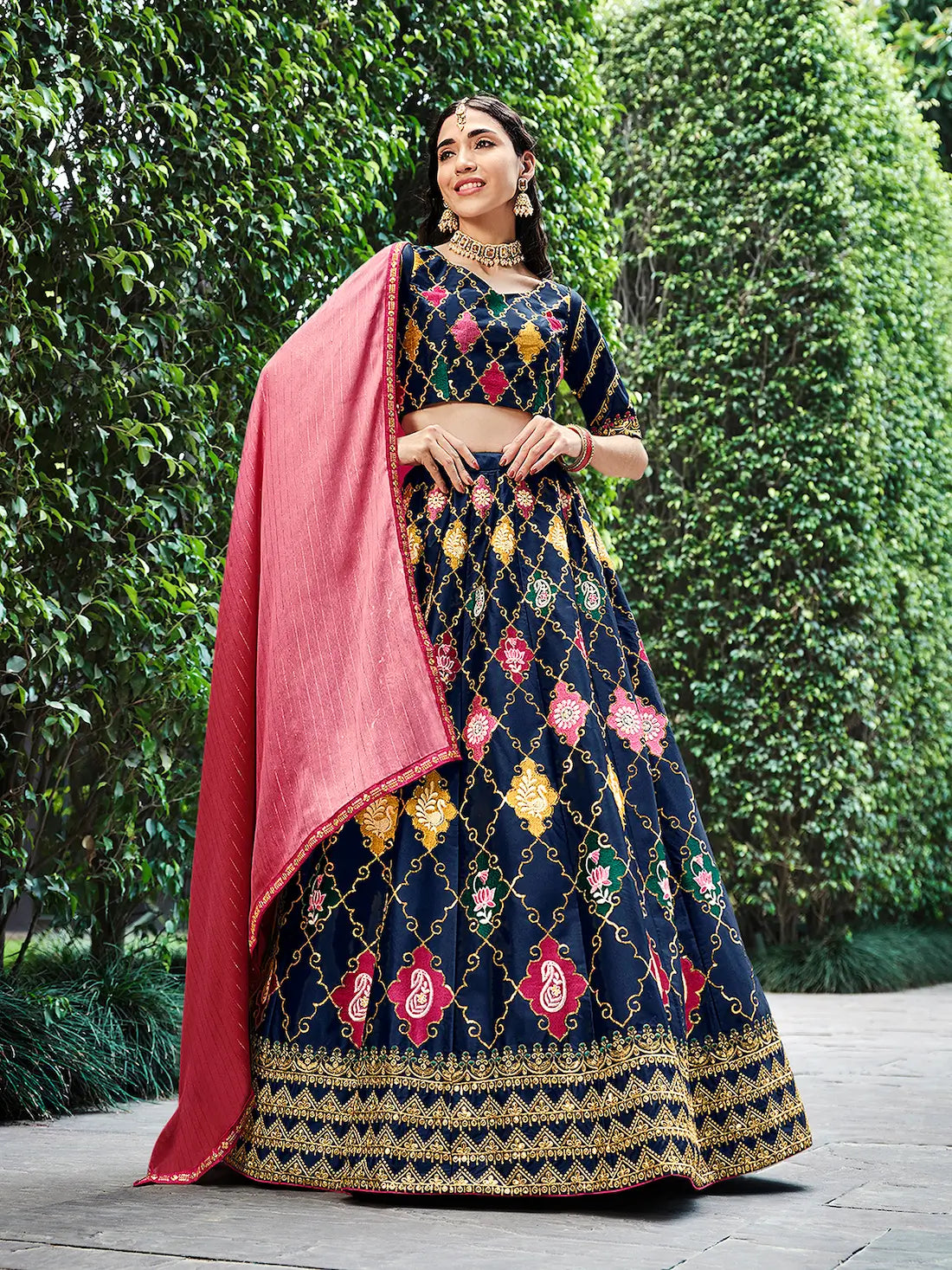 Lehenga Choli bleu marine en soie, orné de broderies au fil et de sequins