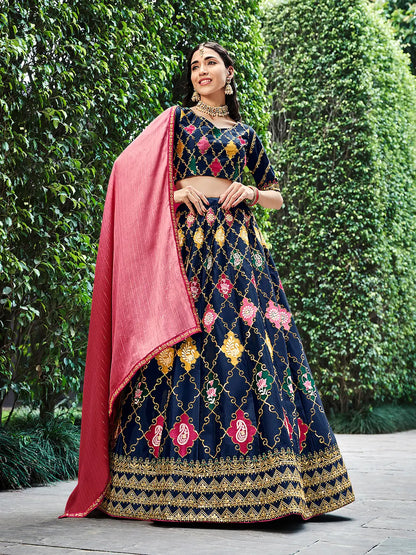 Lehenga Choli bleu marine en soie, orné de broderies au fil et de sequins