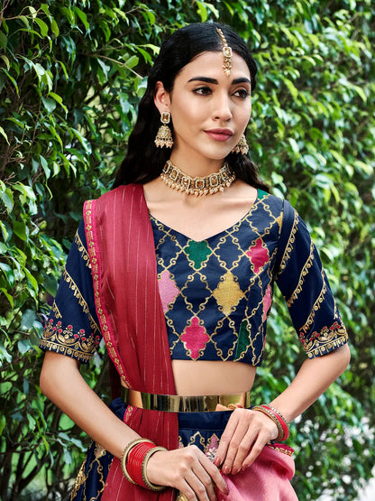 Lehenga Choli bleu marine en soie, orné de broderies au fil et de sequins