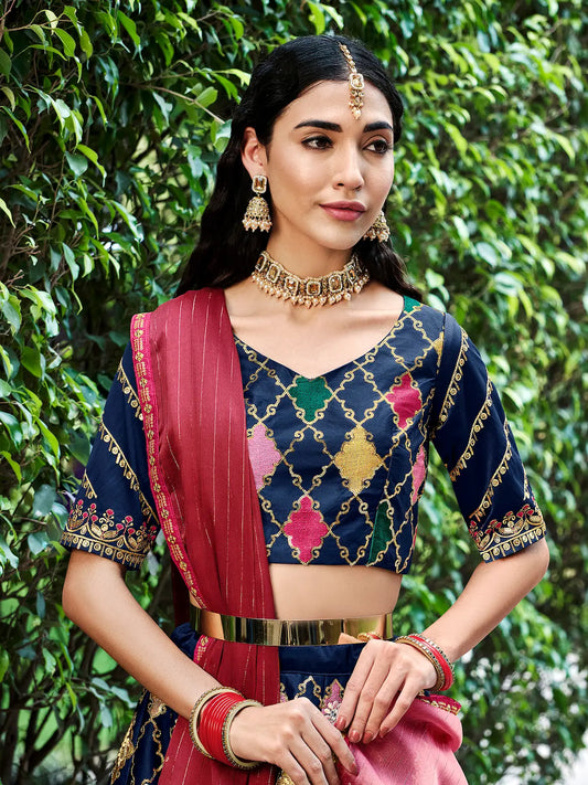 Lehenga Choli bleu marine en soie, orné de broderies au fil et de sequins