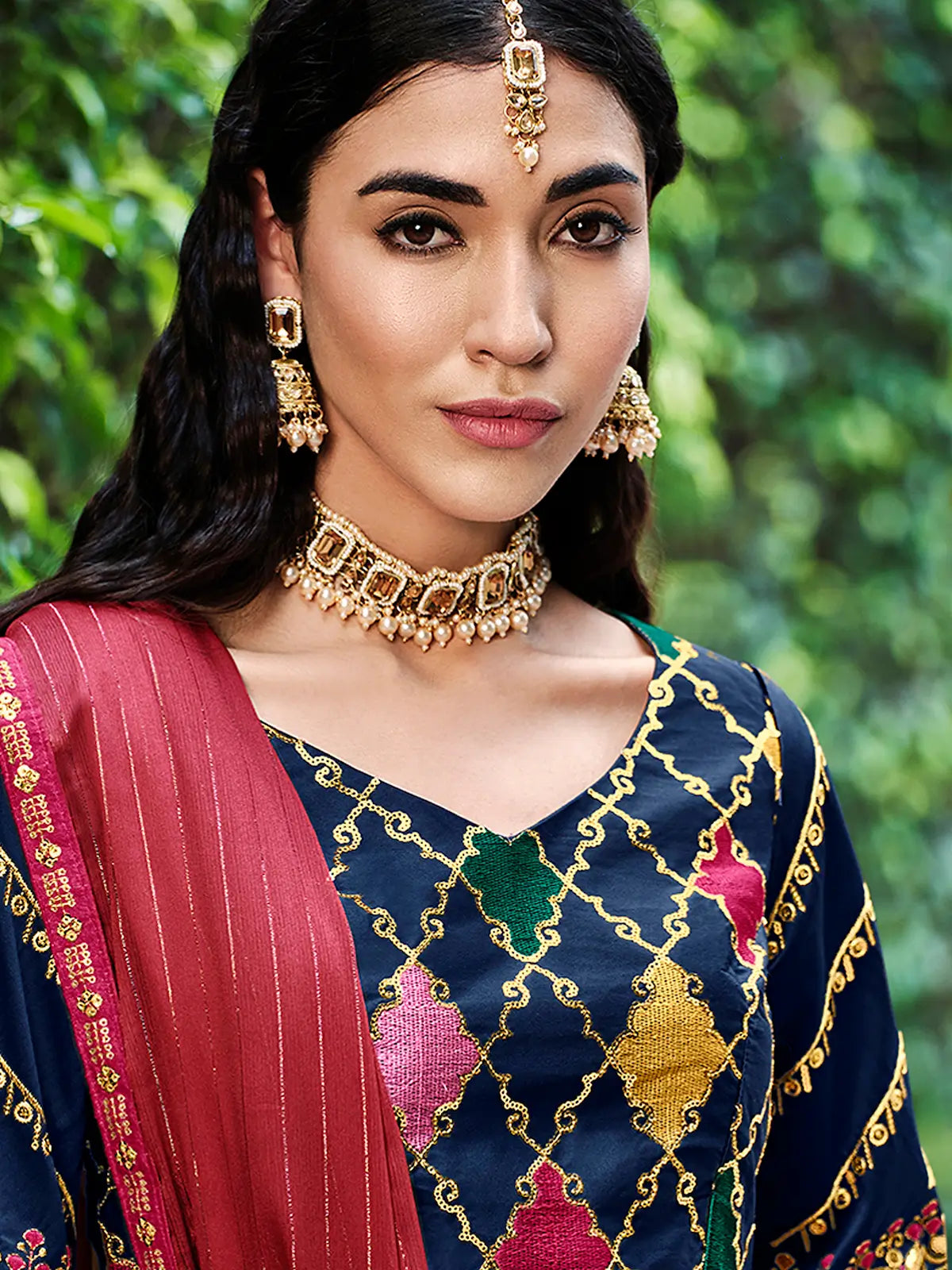 Lehenga Choli bleu marine en soie, orné de broderies au fil et de sequins