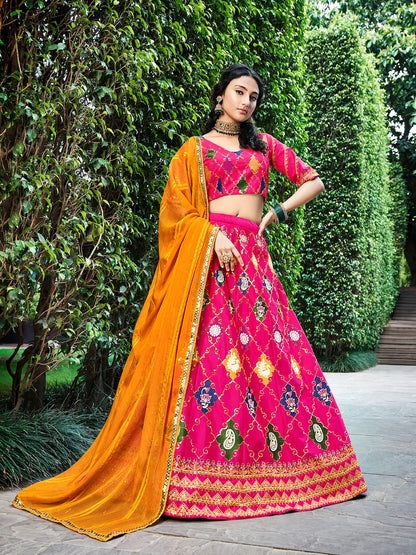 Lehenga Choli rose fuchsia en soie, orné de broderies au fil et de sequins