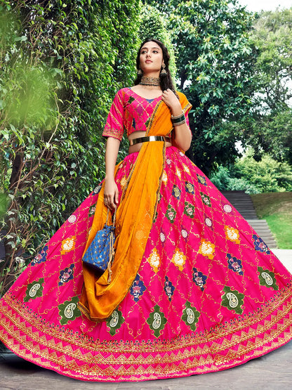 Lehenga Choli rose fuchsia en soie, orné de broderies au fil et de sequins