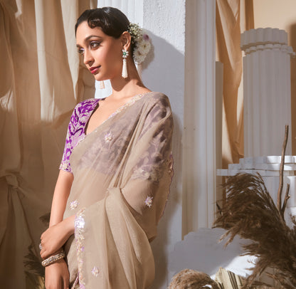 Grüner Glasseiden-Sari mit mehrfarbiger roter Blumenbluse und Digitaldruck, Pailletten- und Fadenstickerei