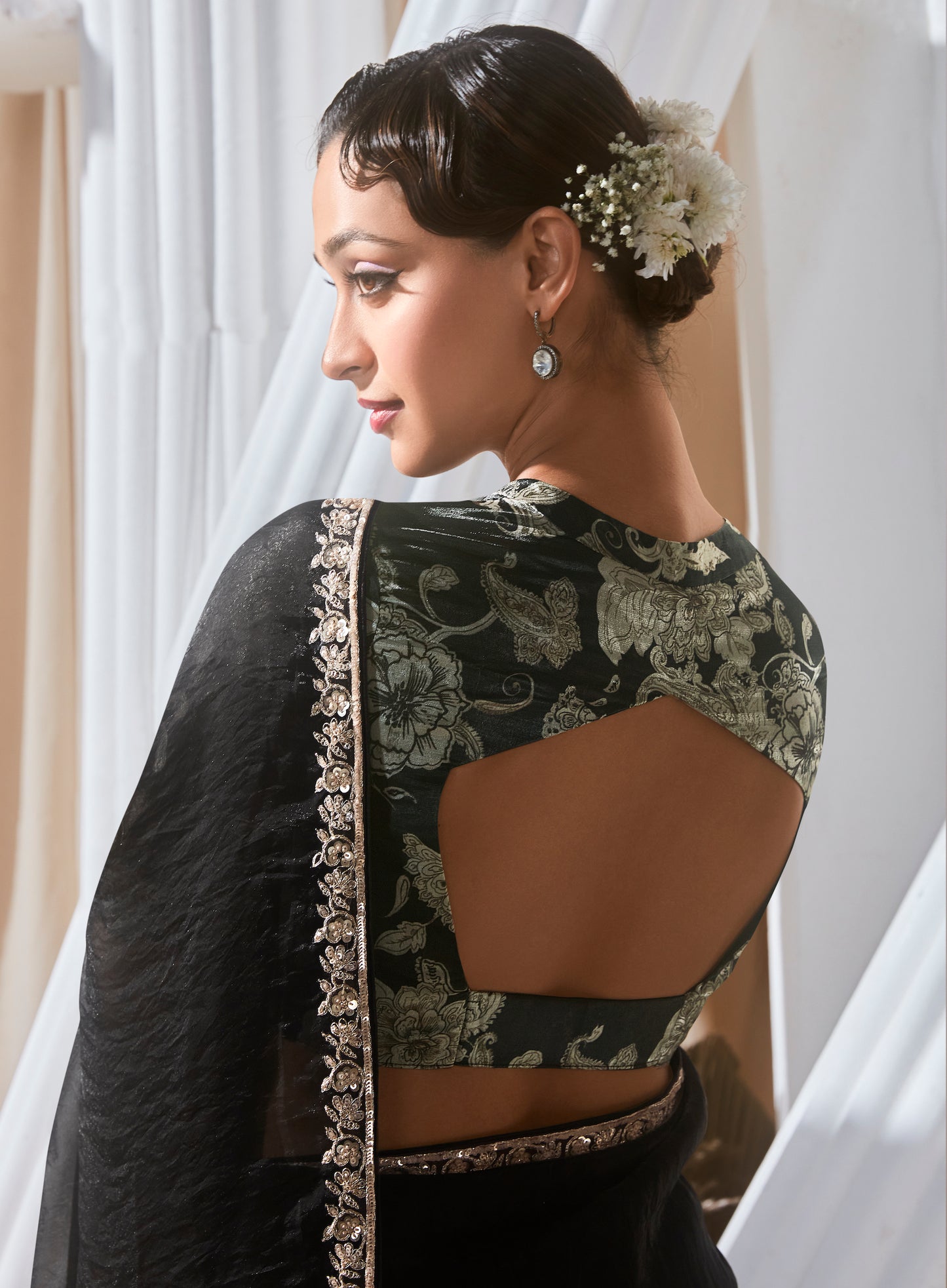Sari moderne noir et beige clair en tissu fantaisie et dentelle COLLECTION KANIKA