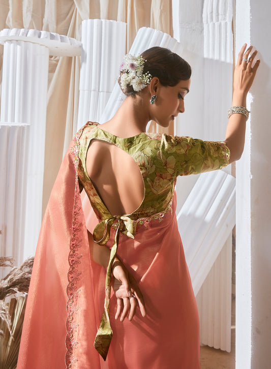 Grüner Glasseiden-Sari mit mehrfarbiger roter Blumenbluse und Digitaldruck, Pailletten- und Fadenstickerei