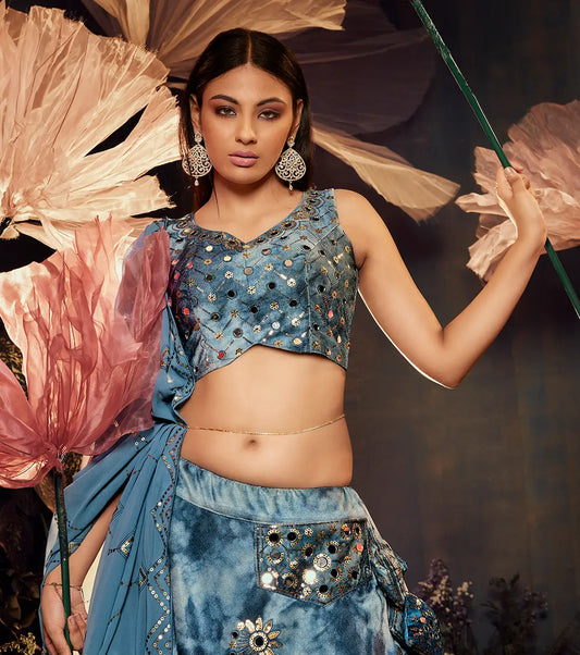Ensemble Lehenga Choli Navratri Bleu Ciel en Velours avec Motifs Imprimés et Broderies de Fils, Paillettes et Miroirs