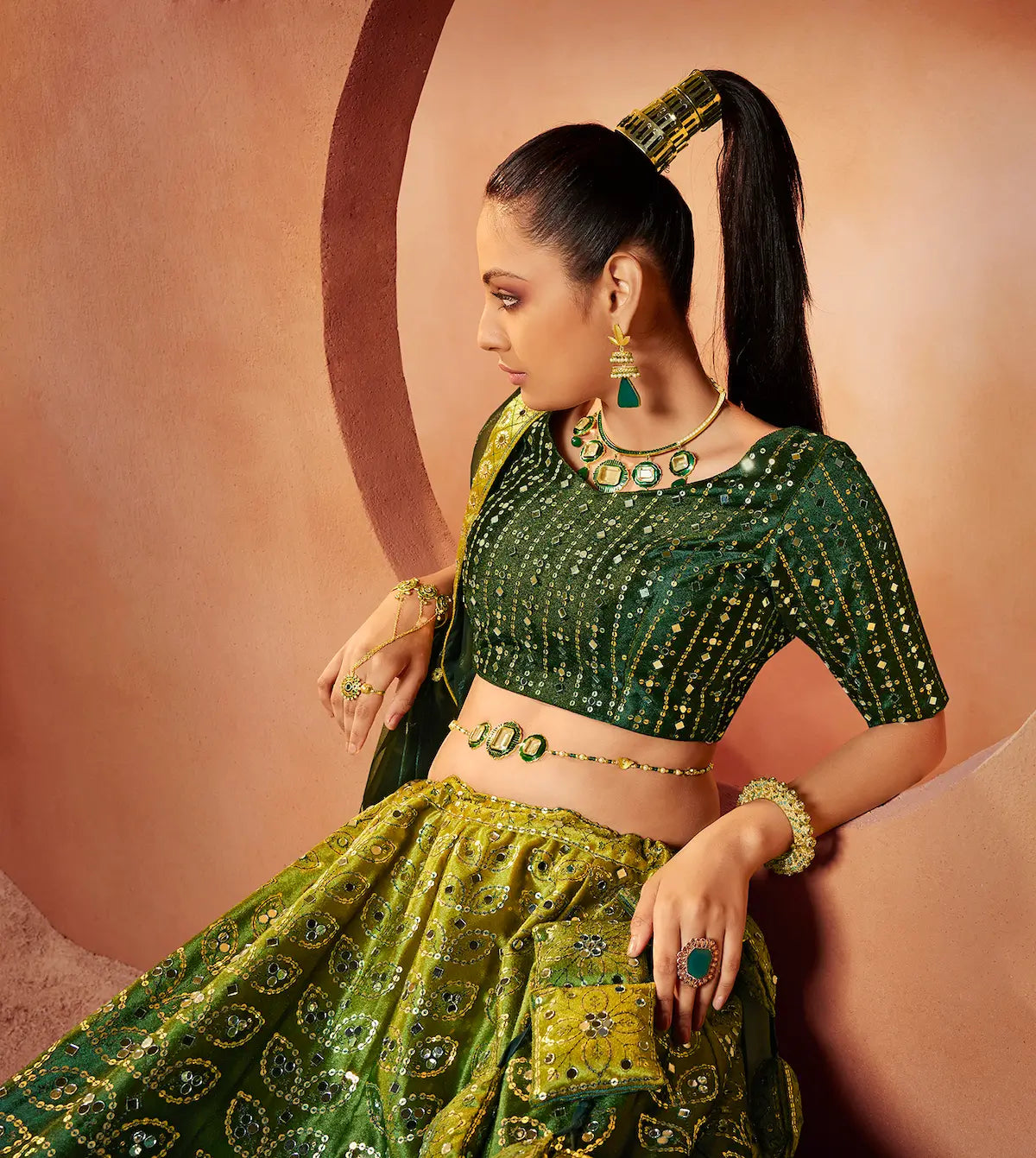 Ensemble Lehenga Choli Navratri Vert Émeraude en Velours avec Broderies de Fils, Paillettes et Miroirs