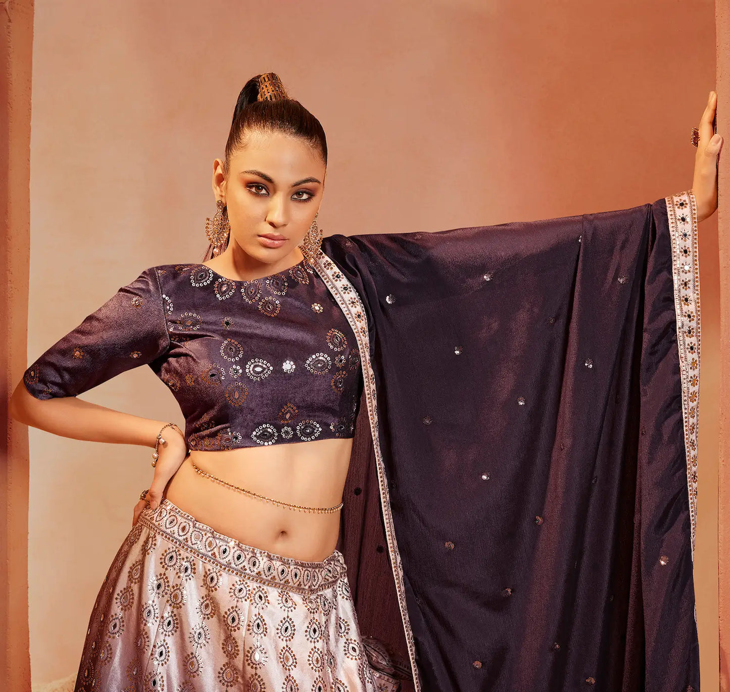 Ensemble Lehenga Navratri Violet Prune en Velours avec Broderies de Fils, Paillettes et Miroirs