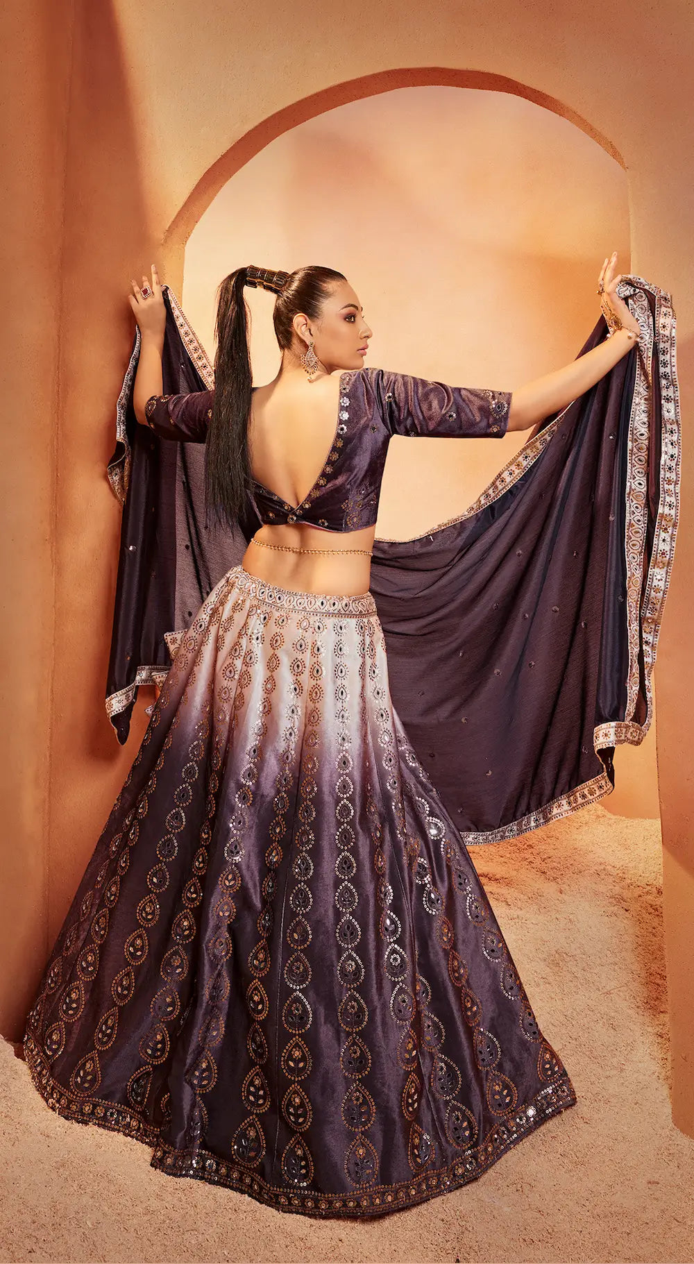 Ensemble Lehenga Navratri Violet Prune en Velours avec Broderies de Fils, Paillettes et Miroirs