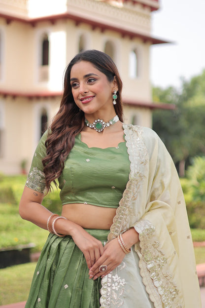 Lehenga vert pistache en Gold Crush avec dupatta crème et broderies de sequins COLLECTION HEMMA