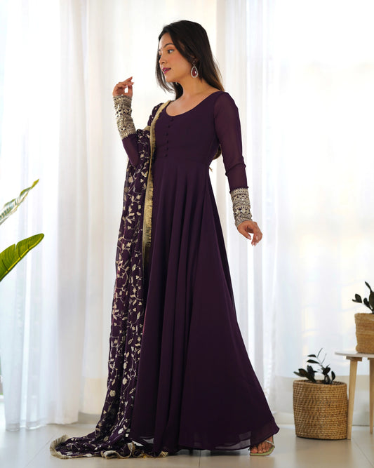 Romantisches traubenviolettes Maxi-Anarkali-Kleid-Set mit Stickerei