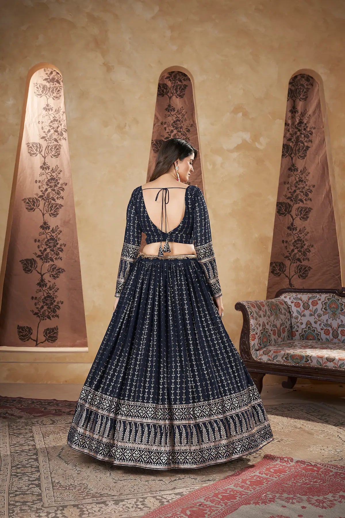 Lehenga choli bleu marine en georgette avec motifs en feuille métallique colorée
