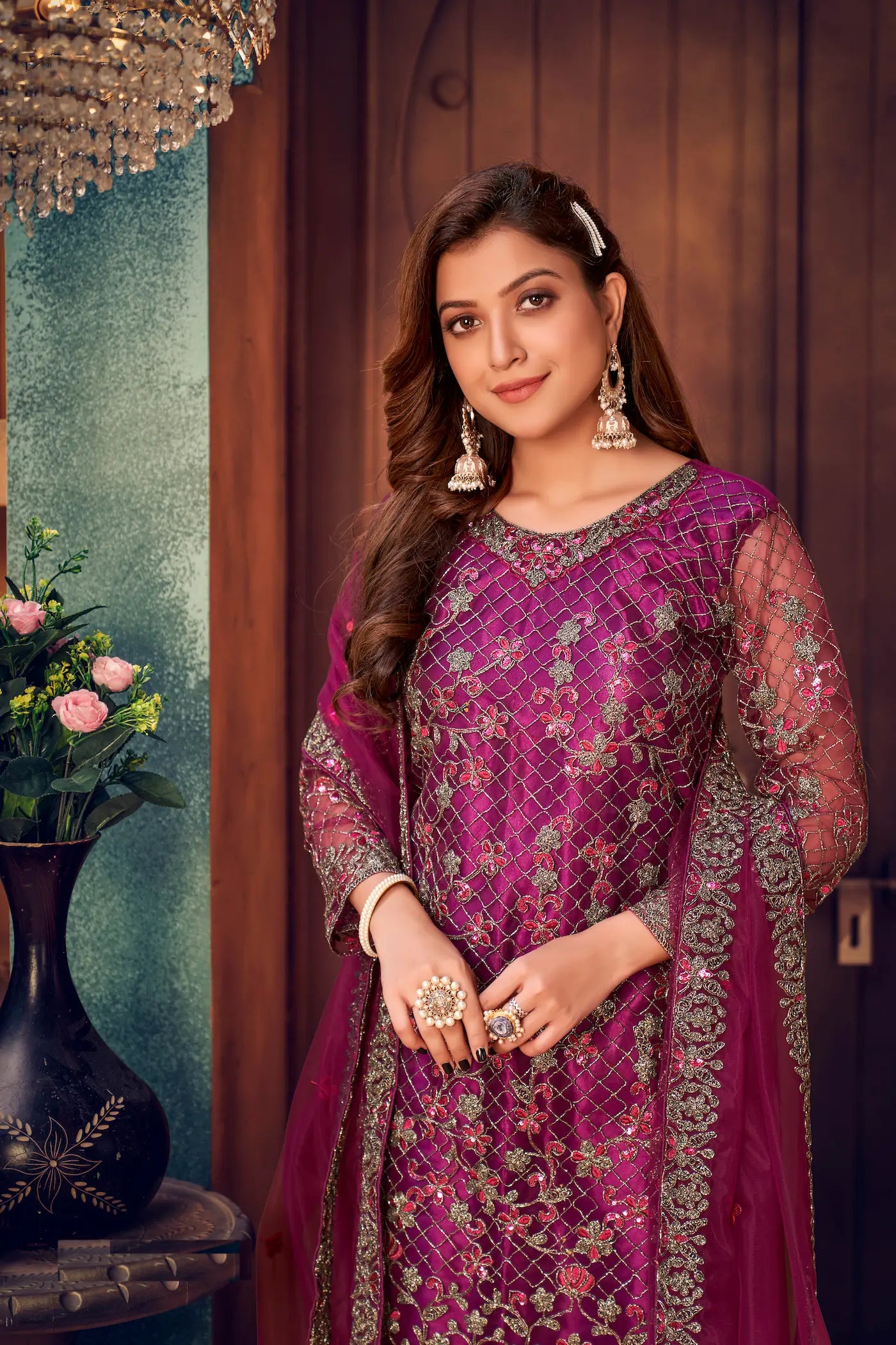 Salwar avec broderie en fils et sequins sur tulle violet foncé