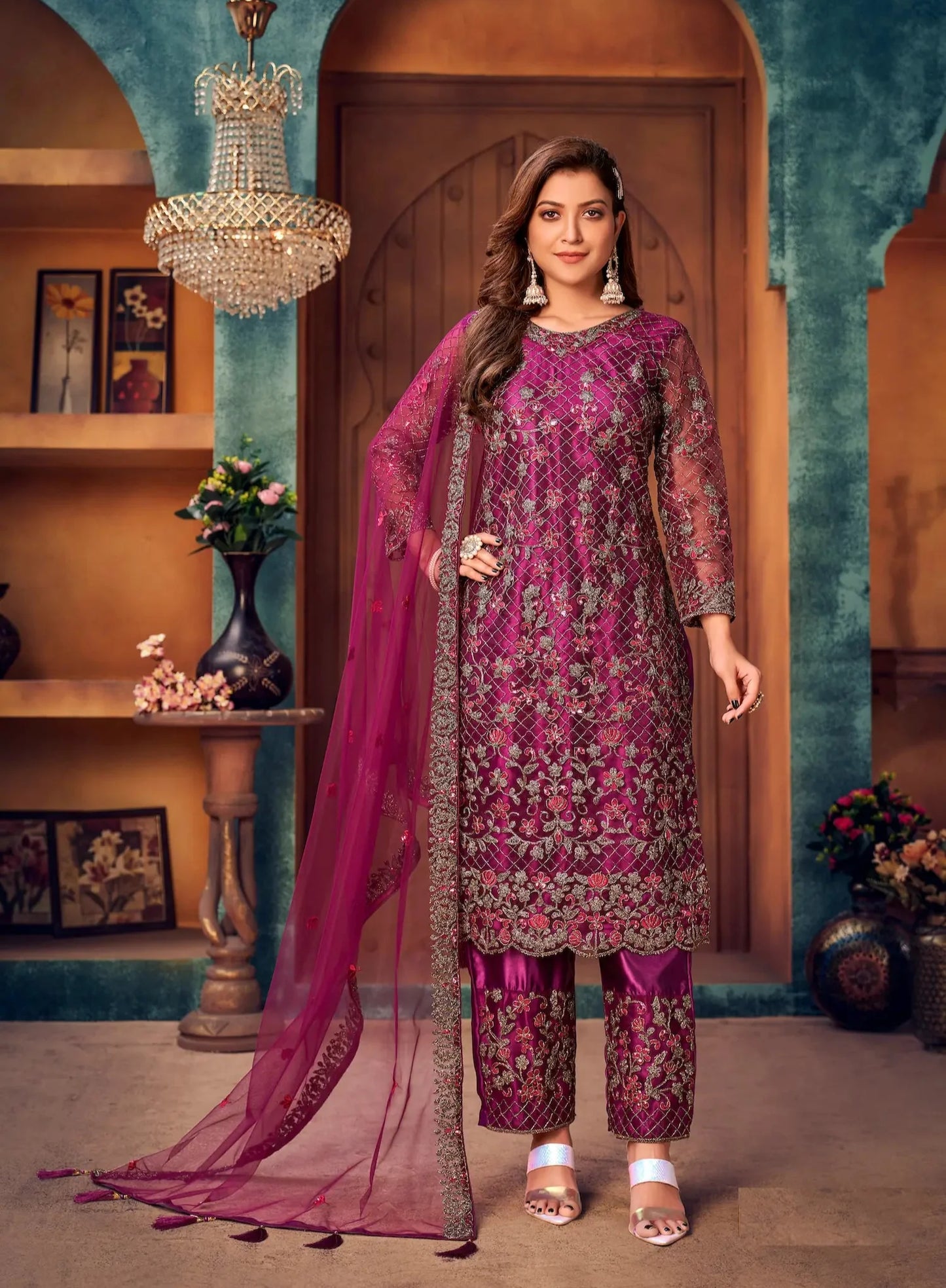 Salwar avec broderie en fils et sequins sur tulle violet foncé
