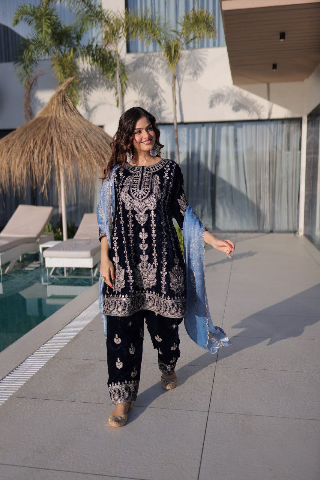 Ensemble Salwar bleu foncé et clair en velours premium et broderies zari