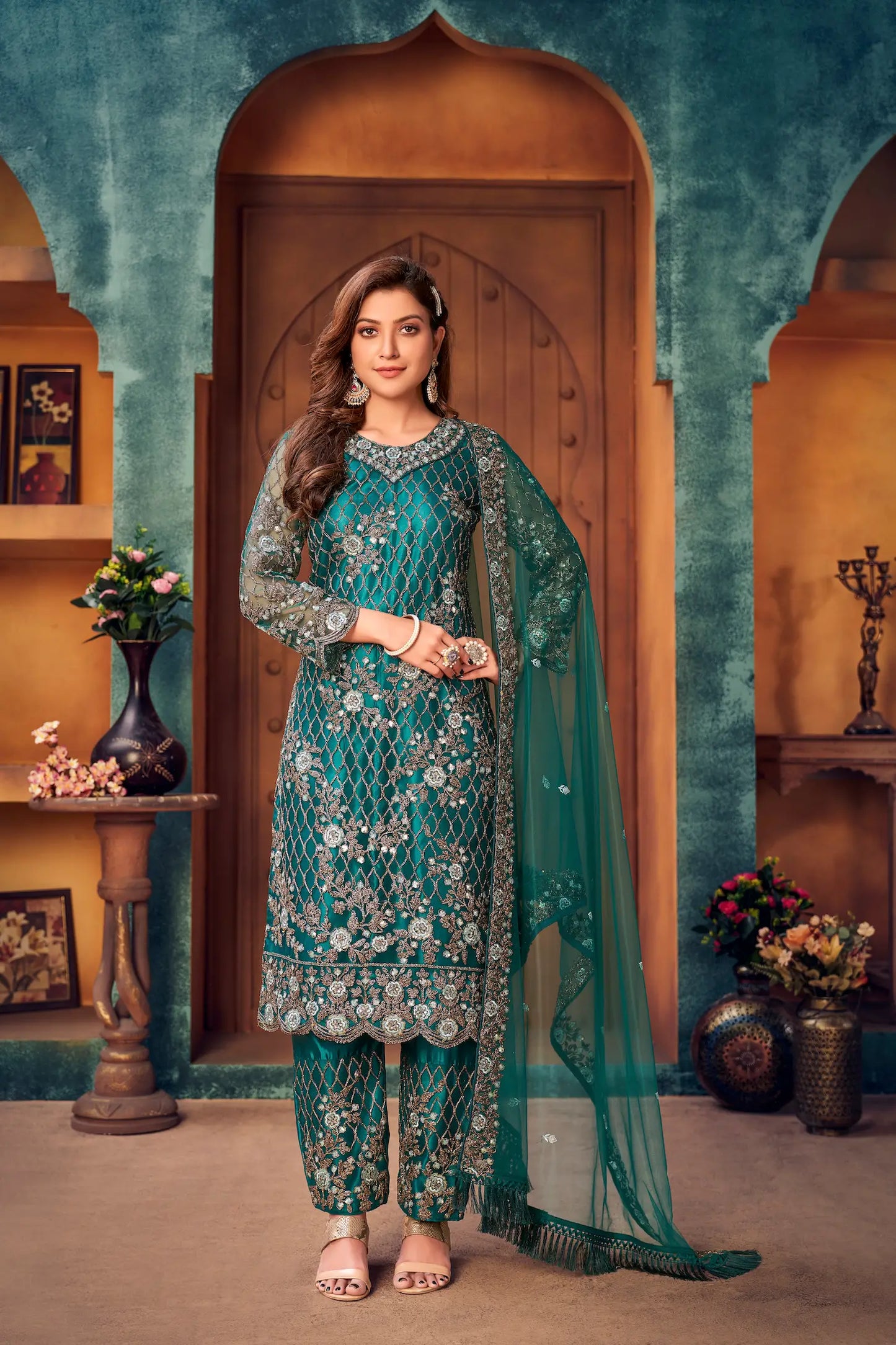 Salwar suit en filet bleu sarcelle avec broderie au fil et sequins