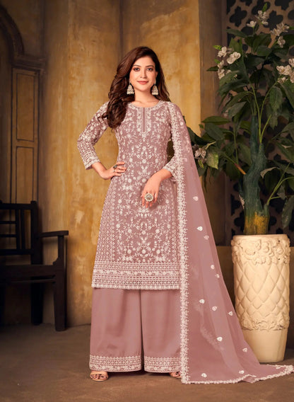Salwar suit en filet pêche poudré avec broderie au fil et sequins