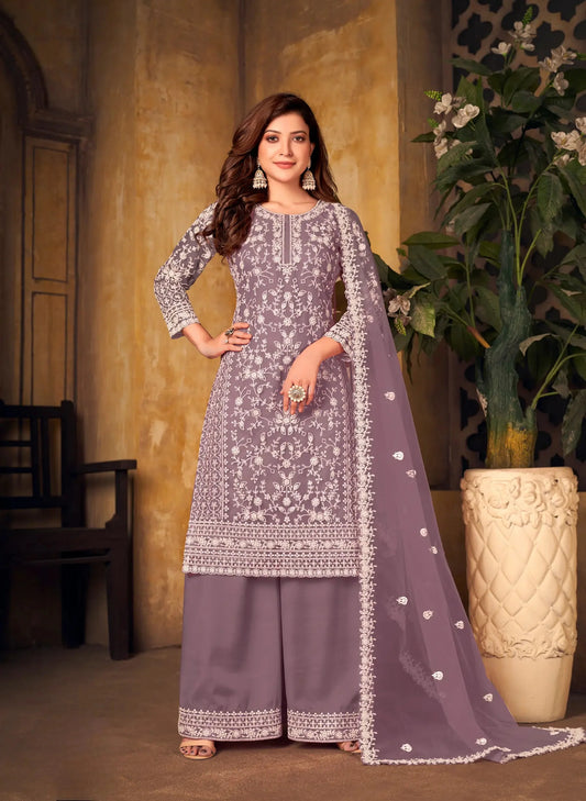 Salwar suit en filet lavande clair avec broderie au fil et sequins.