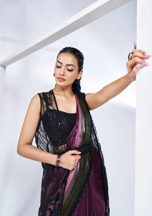 Konfektions-Sari „One Minute“ aus schwarzem und traubenviolettem Seidensatin mit handbestickter Bluse