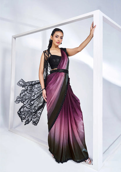 Konfektions-Sari „One Minute“ aus schwarzem und traubenviolettem Seidensatin mit handbestickter Bluse