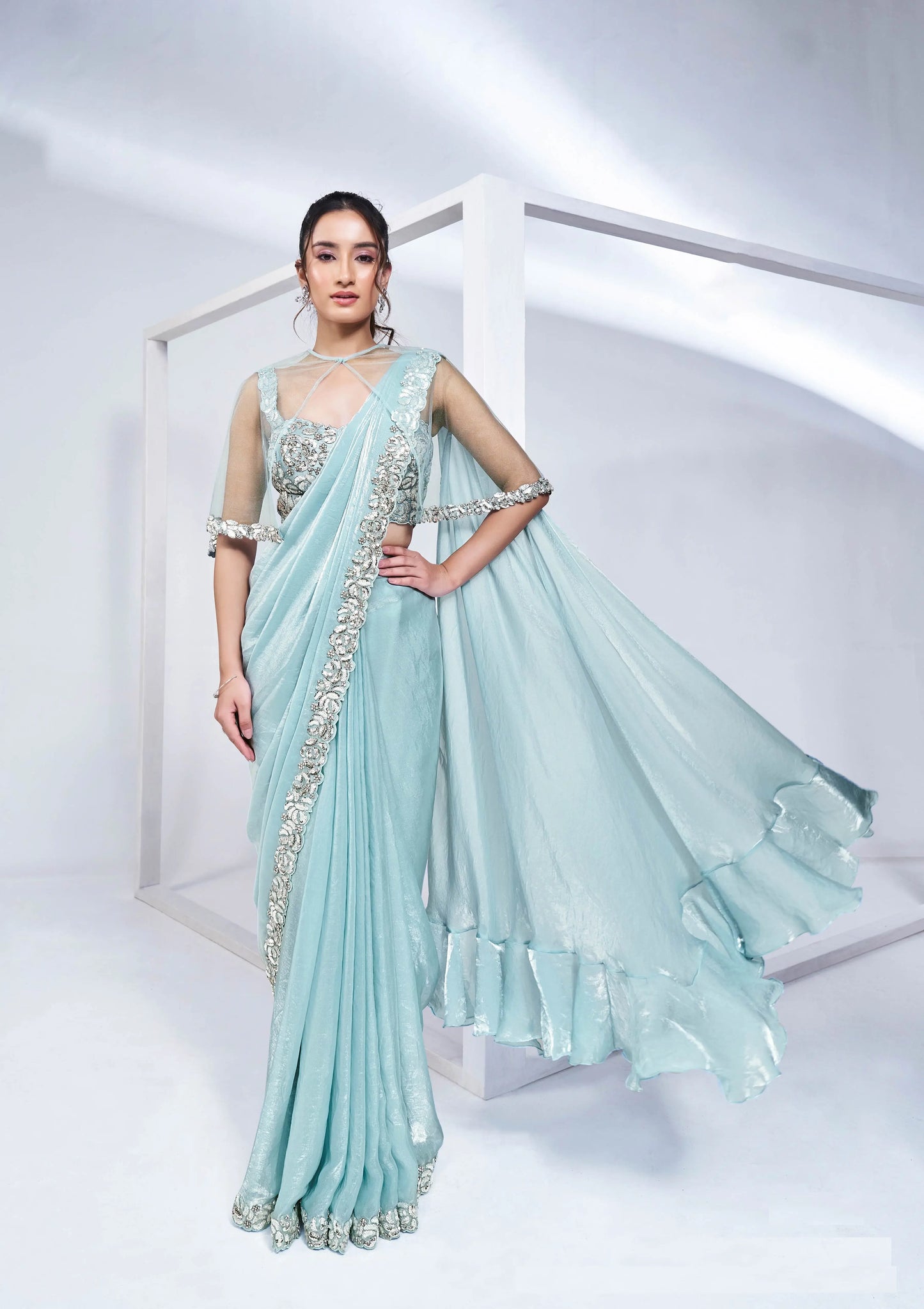 „One Minute“ Ready-to-Wear-Sari aus himmelblauem Seidensatin mit reich handbestickter Bluse