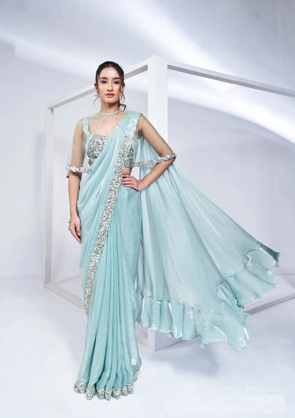 „One Minute“ Ready-to-Wear-Sari aus himmelblauem Seidensatin mit reich handbestickter Bluse