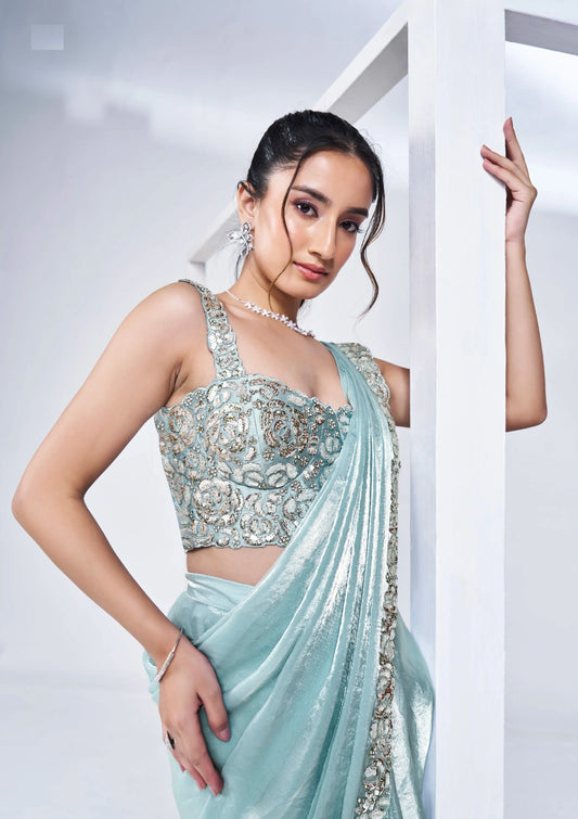 „One Minute“ Ready-to-Wear-Sari aus himmelblauem Seidensatin mit reich handbestickter Bluse